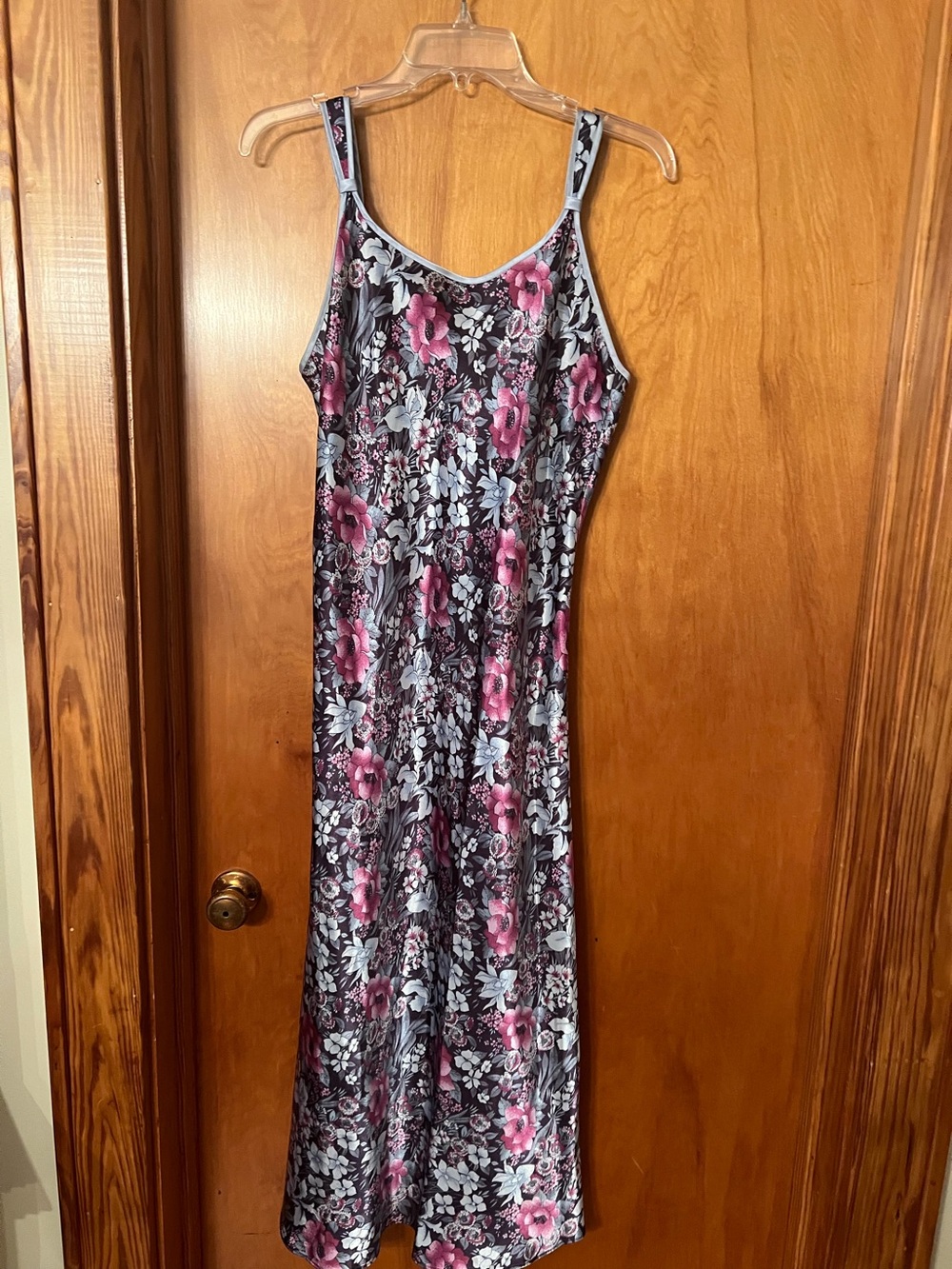 Gorgeous Jones New York full length satin nightgown with adjustable straps